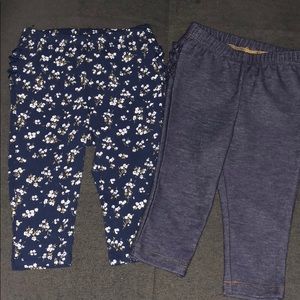 Set of legging with ruffles on the butt.